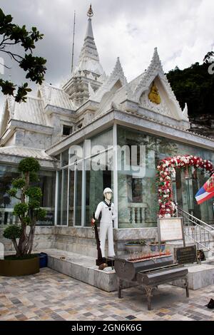 L'amiral Prince Abhakara Kiartivongse du Ministre de la Marine royale siamnoise Shrine pour les gens thaïlandais foriegn voyageurs visite respect prier à Sairee Banque D'Images