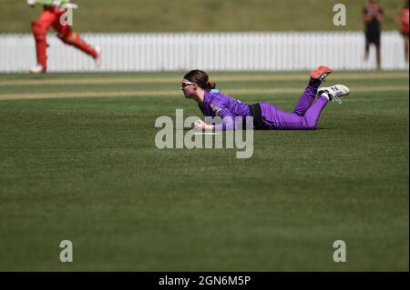 SYDNEY, AUSTRALIE - 03 NOVEMBRE : Amy Smith, des Hobart Hurricanes, a fait le ballon pendant la deuxième semaine du match de cricket de la Big Bash League féminin entre Hobart Hurricanes et Melbourne Renegades, le 03 novembre 2020, à Blacktown ISP, en Australie. Crédit : Steven Markham/Speed Media/Alay Live News Banque D'Images