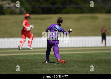 SYDNEY, AUSTRALIE - 03 NOVEMBRE : Amy Smith des Hobart Hurricanes lance le ballon pendant le match de cricket de la Big Bash League féminin de la semaine 2 entre Hobart Hurricanes et Melbourne Renegades le 03 novembre 2020 à Blacktown ISP, en Australie. Crédit : Steven Markham/Speed Media/Alay Live News Banque D'Images