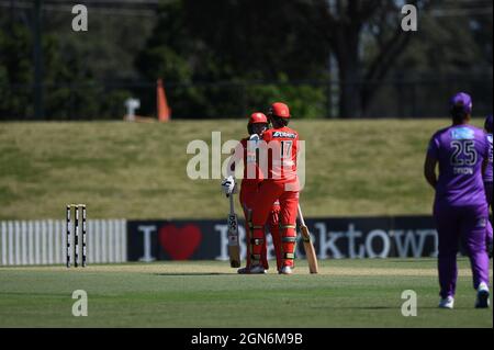 SYDNEY, AUSTRALIE - 03 NOVEMBRE : Amy Satterthwaite des Melbourne Renegades et Lizelle Lee des Melbourne Renegades discutent entre les escales pendant la semaine 2 match de cricket de la Ligue Big Bash féminin entre Hobart Hurricanes et Melbourne Renegades le 03 novembre 2020 à Blacktown ISP, en Australie. Crédit : Steven Markham/Speed Media/Alay Live News Banque D'Images