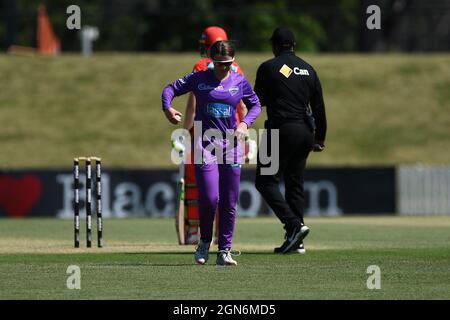 SYDNEY, AUSTRALIE - 03 NOVEMBRE : Amy Smith, de Hobart Hurricanes, se prépare à se mettre à la balle pendant la deuxième semaine du match de cricket de la Big Bash League féminin entre Hobart Hurricanes et Melbourne Renegades, le 03 novembre 2020, à Blacktown ISP, en Australie. Crédit : Steven Markham/Speed Media/Alay Live News Banque D'Images