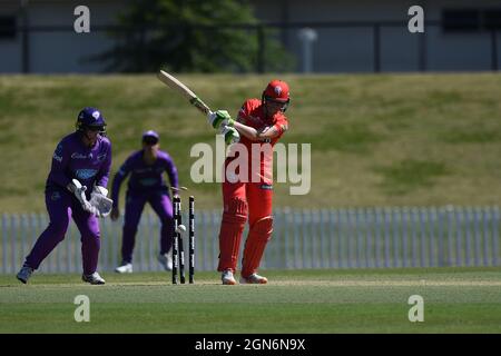 SYDNEY, AUSTRALIE - 03 NOVEMBRE : Amy Satterthwaite des Melbourne Renegades est animée par Hayley Matthews des Hobart Hurricanes lors du match de cricket de la semaine 2 entre Hobart Hurricanes et Melbourne Renegades, organisé par la Women's Big Bash League, le 03 novembre 2020 à Blacktown ISP, en Australie. Crédit : Steven Markham/Speed Media/Alay Live News Banque D'Images