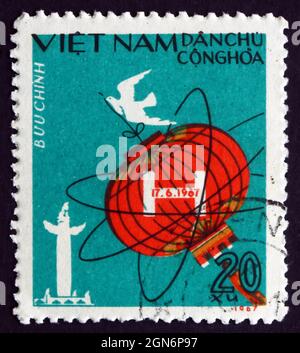 VIETNAM - VERS 1967 : un timbre imprimé au Vietnam montre la lanterne chinoise, symbole atomique et Dove, 1er test chinois de la bombe à hydrogène, vers 1967 Banque D'Images