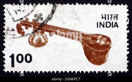 INDE - VERS 1974: Un timbre imprimé en Inde montre Veena, instrument à cordes de prucket originaire de l'Inde ancienne, utilisé principalement en Inde et au Pakistan Banque D'Images
