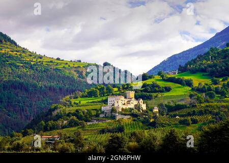 Château de Churburg construit en 1250, l'un des châteaux les plus visités du Tyrol du Sud, Sluderno, Vallée de Venosta, province de Bolzano, Italie, Banque D'Images