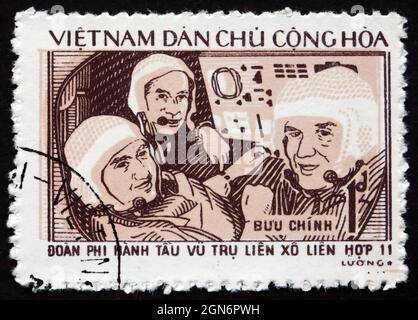 VIETNAM - VERS 1972 : un timbre imprimé au Vietnam montre Soyuz 11 cosmonautes, vers 1972 Banque D'Images