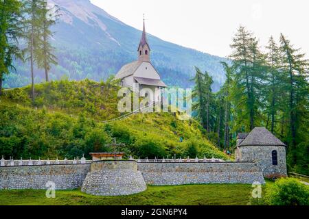 Nouvelle église Saint Anna église à Graun (Chiesetta di Sant'Anna) par le lac Resia Tyrol du Sud, Italie, Banque D'Images