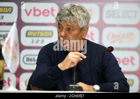 Non exclusif: KIEV, UKRAINE - 22 SEPTEMBRE 2021 - entraîneur en chef du FC Dynamo Kyiv Mircea Lucescu parle avec la presse après la Super Cup d'Ukraine ma Banque D'Images