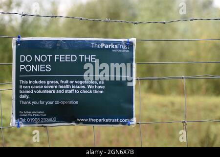 Un panneau à la réserve naturelle de la forêt de la plaine inondable à Old Wolverton, Milton Keynes. 'Ne pas alimenter les poneys.' Banque D'Images