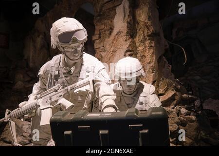 Une statue d'une femme soldat qui fait la démonstration d'équipements de combat modernes. Au Musée des femmes de l'armée américaine à fort Lee, en Virginie. Banque D'Images