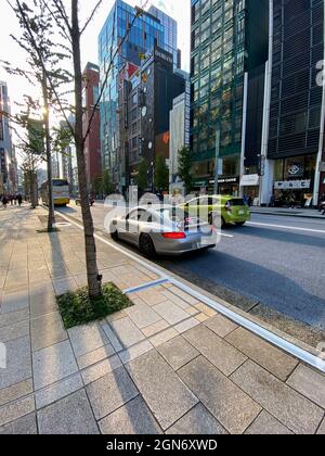 Tokyo, Japon - 19 novembre 2019 : Porsche 911 dans une rue animée du quartier de Ginza à Tokyo Banque D'Images