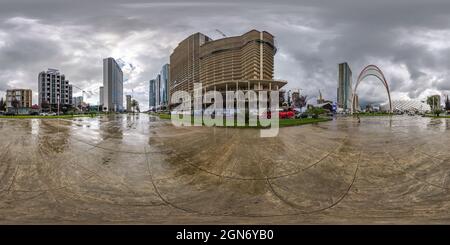 BATUMI, GÉORGIE - SEPTEMBRE 2021 : panorama hdri sphérique sans couture complet à 360 degrés sur la place parmi les gratte-ciels et les immeubles de bureaux après la pluie en eq Banque D'Images