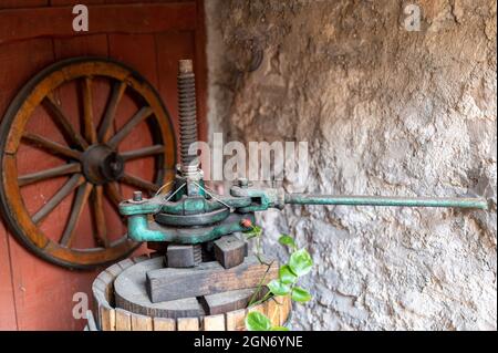 presse ancienne pour le broyage des raisins pour la production de vin Banque D'Images