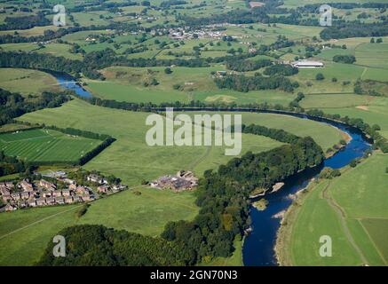 La rivière Ribble, entre Whalley et Ribchester, filmée dans les airs, Lancashire, nord-ouest de l'Angleterre, Royaume-Uni Banque D'Images