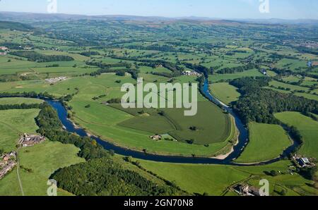 La rivière Ribble, entre Whalley et Ribchester, filmée dans les airs, Lancashire, nord-ouest de l'Angleterre, Royaume-Uni Banque D'Images