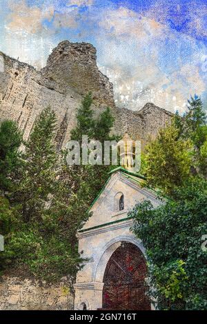 Église chrétienne au pied de la montagne. Une petite église blanche avec des dômes dorés. Foi orthodoxe. Banque D'Images