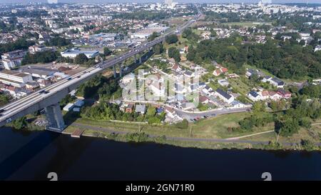 CAEN, FRANCE-SEPTEMBRE 2021 : Viaduc de Calix sur le canal de caen. Le plus grand pont de Caen, une route importante E46 pour les voitures. Une photo du drone, Banque D'Images