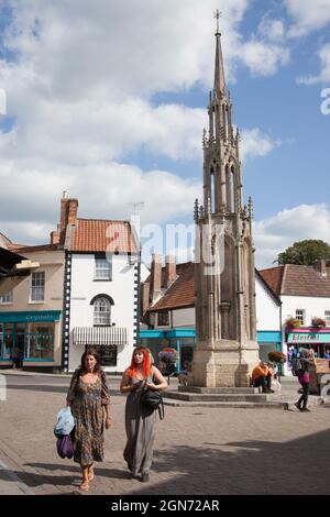 Vues des acheteurs sur Market place à Glastonbury, Somerset, au Royaume-Uni Banque D'Images