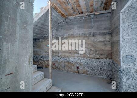 Vide salle de sous-sol avec minimum de réparations préparatoires à l'intérieur avec murs en briques blanches Banque D'Images