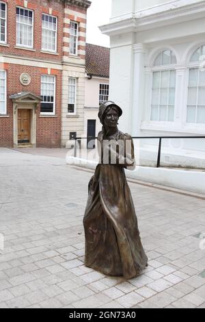 Une statue de Jane Eyre devant le musée Willis à Basingstoke, Royaume-Uni Banque D'Images