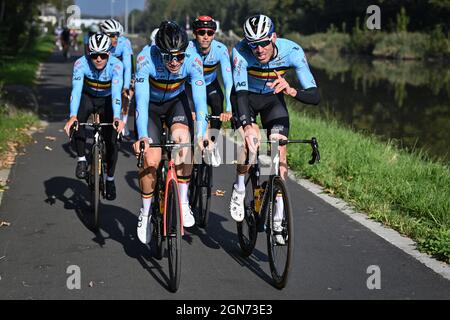 Remco Evenepoel belge, Wout van Aert belge et Tim Declercq belge photographiés en action lors d'une session de formation sur les parcours de la course sur route, Banque D'Images