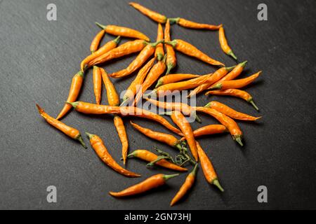 Piment jaune chaud ou piment sur table en pierre. Banque D'Images