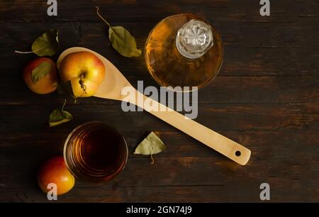 Composition végétarienne de pommes sur fond de bois rustique. Banque D'Images