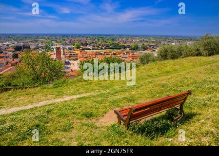 Pietrasanta vue aérienne de la forteresse Rocca di Sala à la tour cloche et vue panoramique avec grand banc, Versilia, Lucca, Toscane, Italie, Europe Banque D'Images