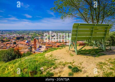 Pietrasanta vue aérienne de la forteresse Rocca di Sala à la tour cloche et vue panoramique avec grand banc, Versilia, Lucca, Toscane, Italie, Europe Banque D'Images