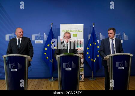 Bruxelles, Belgique. 23 septembre 2021. Janusz Wojciechowski, commissaire européen chargé de l'agriculture, assiste à une conférence de presse pour présenter la Journée européenne de l'agriculture biologique à Bruxelles, Belgique, le 23 septembre 2021. Crédit: ALEXANDROS MICHAILIDIS/Alamy Live News Banque D'Images