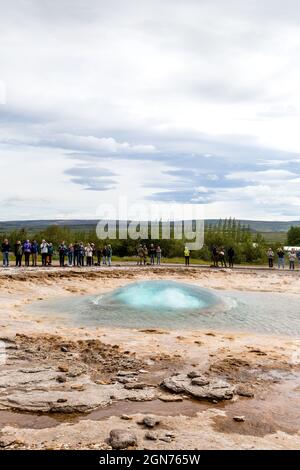 strokkur, geyser, dans une zone géothermique à côté de la rivière Hvítá en Islande, dans le parc sud-ouest Banque D'Images