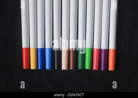 une gamme de marqueurs ou de crayons de couleur produit un magnifique motif coloré lumineux, pour une vie colorée et vibrante Banque D'Images