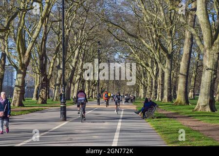 Les personnes s'exerçant à Hyde Park, en hiver. Londres, Royaume-Uni février 2021. Banque D'Images