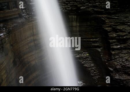 Eau tombant dans la gorge Banque D'Images