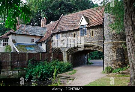Vue sur l'arcade de la porte d'eau du XVe siècle et la maison du Ferry à tire Ferry près de la rivière Wensum à Norwich, Norfolk, Angleterre, Royaume-Uni. Banque D'Images