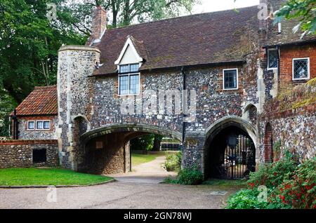 Vue sur l'arcade de la porte d'eau du XVe siècle à tire Ferry de Ferry Lane à Lower Close à Norwich, Norfolk, Angleterre, Royaume-Uni. Banque D'Images