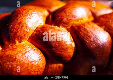 Pain de tresse en forme , macro image . Détails de la challah Banque D'Images