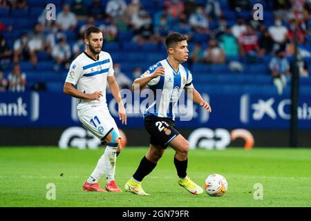 (210923) -- CORNELLA, 23 septembre 2021 (Xinhua) -- Nico Melamed (R) d'Espanyol vit avec Luis Rioja d'Alaves lors d'un match de football de première division en Espagne entre le RCD Espanyol et Deportivo Alaves à Cornella, en Espagne, le 22 septembre 2021. (Photo de Joan Gosa/Xinhua) Banque D'Images