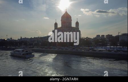 17 mars 2018, Moscou, Russie. Un bateau de plaisance sur le fleuve de Moscou sur le fond de la Cathédrale du Christ Sauveur dans la lumière du coucher du soleil. Banque D'Images