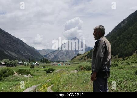 23 septembre 2021, Srinagar, Cachemire, Inde: La vue de la vallée de Gurez, le dernier arrêt avant la ligne de contrôle qui divise l'Inde et le Pakistan. Le village est l'une des douzaines de la région qui a été entourée par un système d'escrime à trois niveaux connu sous le nom de système anti-infiltration obstacle. Les AIO sont l'une des mesures de sécurité adoptées par les forces de sécurité indiennes le long de la frontière avec le Pakistan. (Image crédit: © Adil Abbas/ZUMA Wire) Banque D'Images