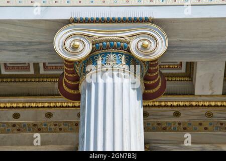 Piliers et fresques sur la frise de l'Université nationale et de l'Université Kapodistrian d'Athènes. Banque D'Images