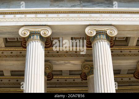 Piliers et fresques sur la frise de l'Université nationale et de l'Université Kapodistrian d'Athènes. Banque D'Images