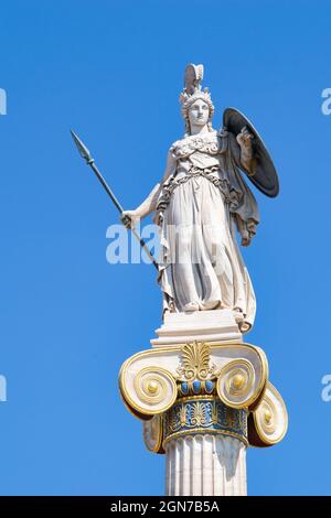 ATHÈNES, GRÈCE - 21 septembre 2021 : déesse Athena, statue au centre d'Athènes, Université, Athènes, Grèce. Banque D'Images