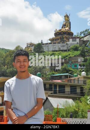 Portrait d'un jeune Ladakhi debout contre la belle région vallonnée de TSO-Pema et Padmasambhava (Guru Rinpoché) Banque D'Images