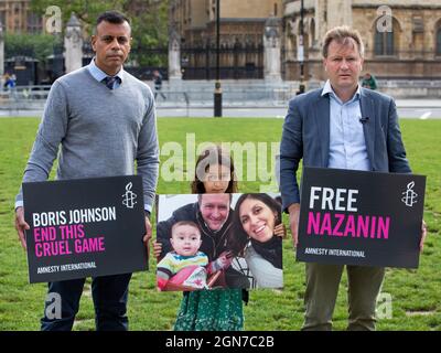 Richard Ratcliffe proteste sur la place du Parlement avec sa fille et le responsable britannique d'Amnesty international Banque D'Images