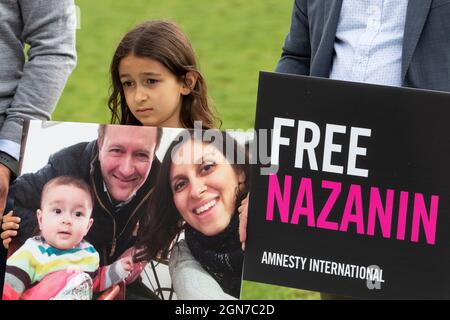 Richard Ratcliffe proteste sur la place du Parlement avec sa fille et le responsable britannique d'Amnesty international Banque D'Images