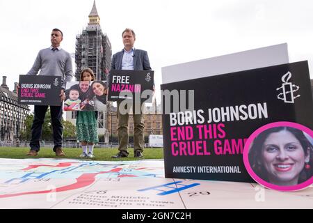 Richard Ratcliffe proteste sur la place du Parlement avec sa fille et le responsable britannique d'Amnesty international Banque D'Images