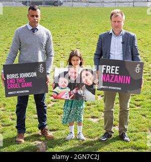 Richard Ratcliffe proteste sur la place du Parlement avec sa fille et le responsable britannique d'Amnesty international Banque D'Images