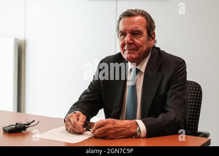 (210923) -- BERLIN, 23 septembre 2021 (Xinhua) -- l'ancien chancelier allemand Gerhard Schroeder reçoit une interview avec Xinhua à Berlin, capitale de l'Allemagne, 14 septembre 2021. L'Allemagne ne doit pas être impliquée dans une guerre commerciale avec la Chine sous quelque forme que ce soit et les restrictions contre la Chine ne sont pas la solution, a déclaré M. Schröder. POUR ALLER AVEC'Interview: L'Allemagne ne devrait pas être impliquée dans la guerre commerciale avec la Chine, dit l'ancien chancelier allemand Schroeder' (Xinhua/Zhang Yuan) Banque D'Images