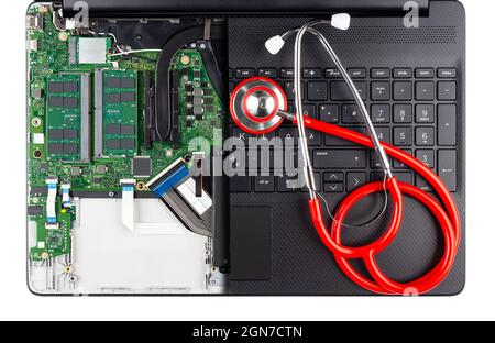 vue en coupe du dessus de l'ordinateur portable noir moderne avec stéthoscope rouge médecin isolé sur fond blanc. Aide à la réparation de PC concept. Banque D'Images